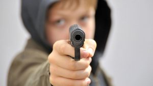 Enfield’de bir çocuk 5 yaşındaki kardeşini vurdu