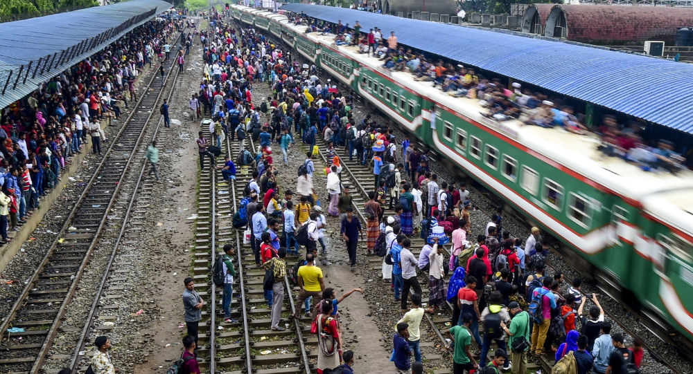 Bangladeş’te 2010 yılından bu yana tren raylarında kulaklıkla yürüyen 535 kişi öldü