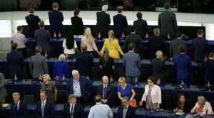 Avrupa Parlamentosu’da İngiliz Temsilcileri Marş çalınırken arkalarını döndüler