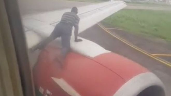 Kalkışa hazırlanan uçağın kanadına çıkıp içeri girmeye çalıştı