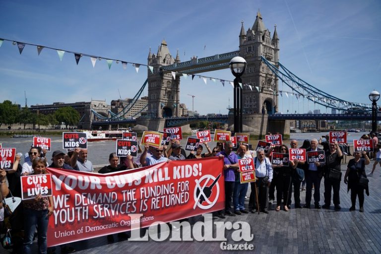 Bıçaklı saldırılara karşı Londra Belediyesi önünde protesto