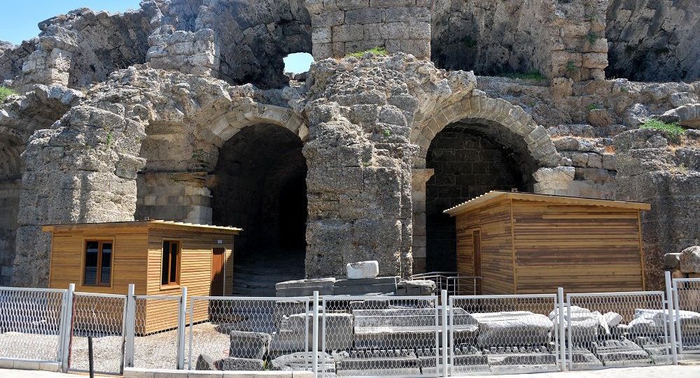 Roma dönemine ait Antik Tiyatro’ya ‘prefabrik tuvalet’ yapıldı