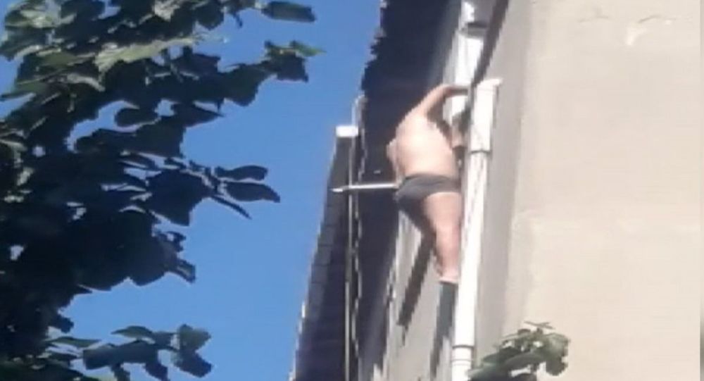 İnternette tanıştığı kadının evinde balkondan sarkıp yardım istedi