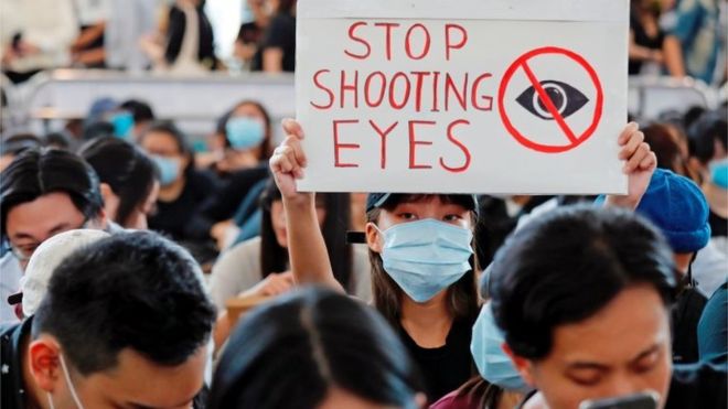 Hong Kong’da protestolar: Dünyanın en işlek havalimanlarından birinde uçuşlar iptal edildi