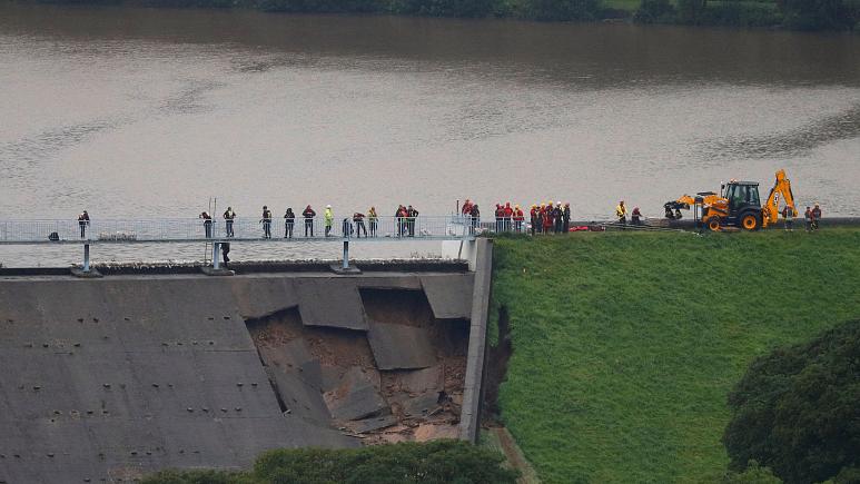 Baraj duvarı hasar gördünce binlerce kişi tahliye edildi