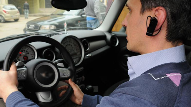Araçta kulaklık ve hoparlörle telefonda konuşmanın yasaklanması tartışılıyor