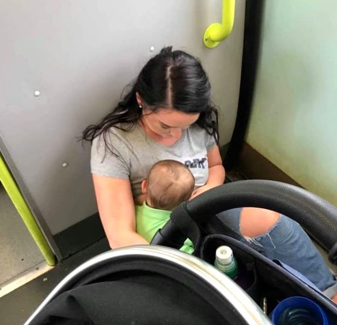 Trende kimse yer vermeyince bebekli kadın yere oturup emzirdi
