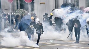 Hong Kong polisinden protestoculara müdahale