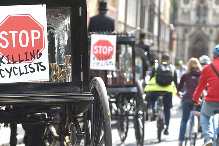Londra’da bisikletçiler için sembolik cenaze töreni düzenlendi