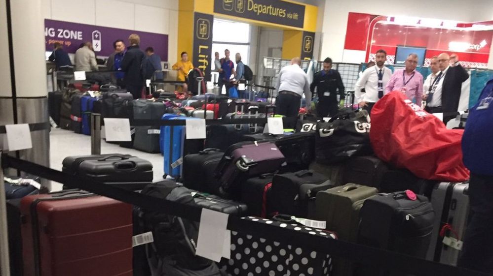 Gatwick Havaalanı’nda rötarlar nedeniyle bazı uçaklar valizsiz kalktı