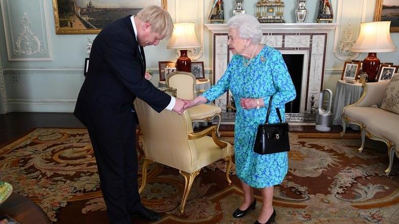 İngiltere siyaseti kaynıyor!: Kraliçe onu görevden alabilir mi!