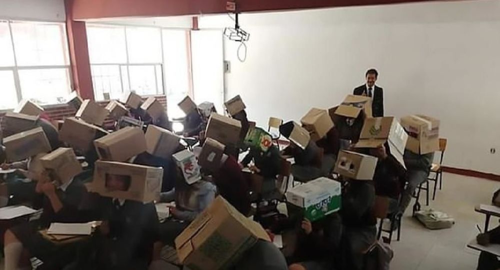 Öğrenciler kopya çekmesin diye kafalarına karton kutu geçirdi