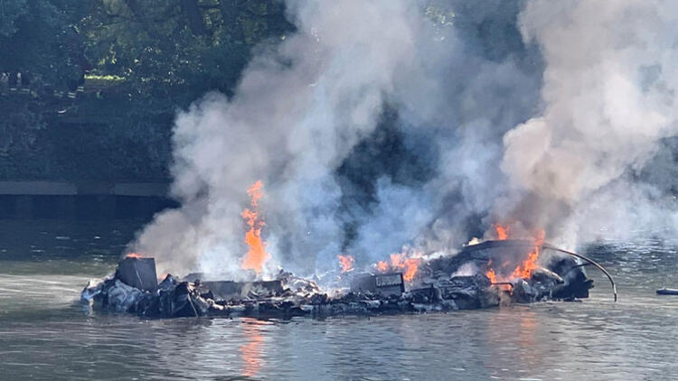 Thames Nehrinde yanan tekne battı
