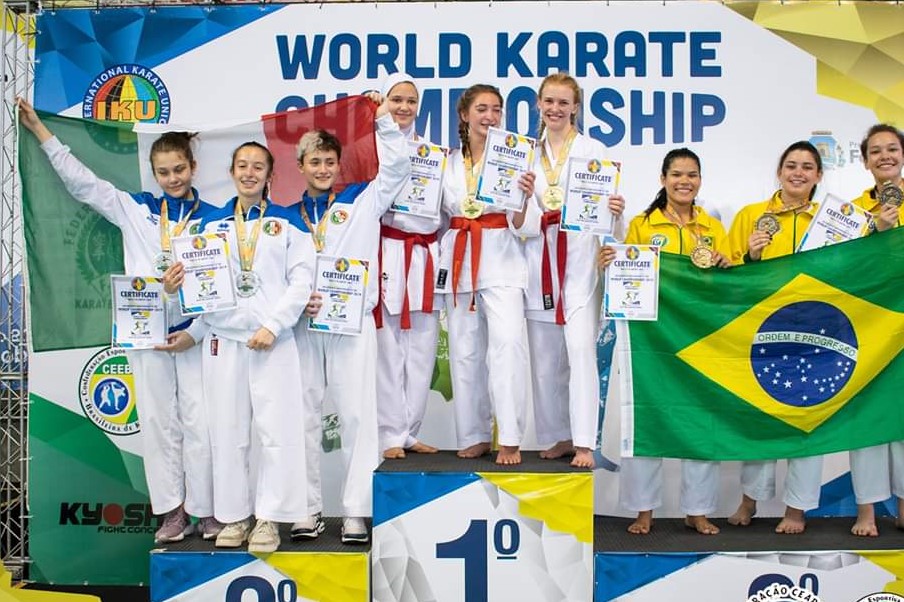 Türk kız kardeşlerden karatede büyük başarı