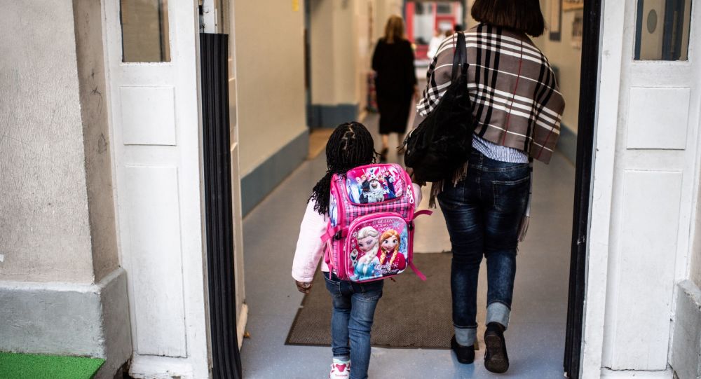Okul kapısında her gün ağlayan kızını avutmak için minik bir çözüm buldu
