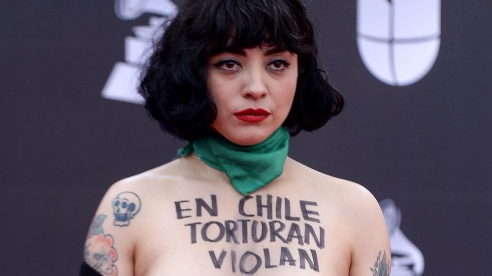 Şilili şarkıcıdan kırmızı halıda üstsüz protesto