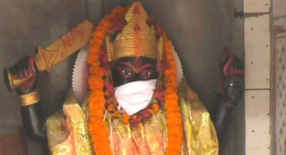 Hindistan’da hava kirliliğinine karşı inanç heykellerine maske takıldı