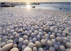 Finlandiya’da yumurta şeklinde buz topları plajı kapladı