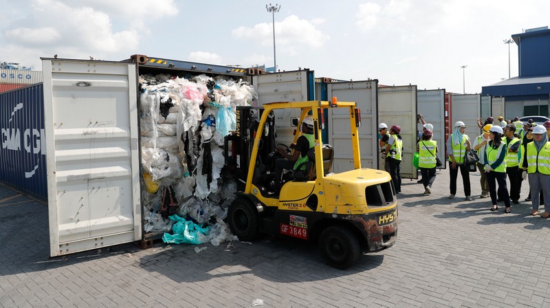 İngiltere kaçak yolla Malezya’ya 42 konteyner plastik atık göndermiş