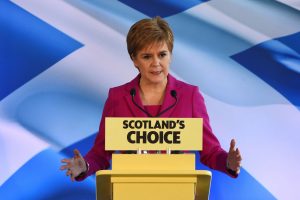 İskoç lider Sturgeon ülkesinin İngiltere’den daha farklı bir yol çizdiğine inanıyor
