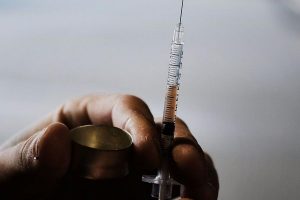 İngiltere’de sağlık skandalı: 65 yaş üstüne yanlış aşı yapıldı