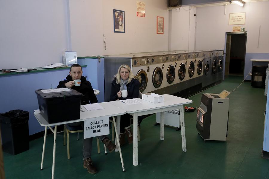 Çamaşırhaneden karavana fotoğraflarla İngiltere’de ilginç seçim merkezleri