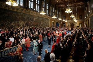 Kraliçe’nin katıldığı törenle parlamento yeniden açıldı