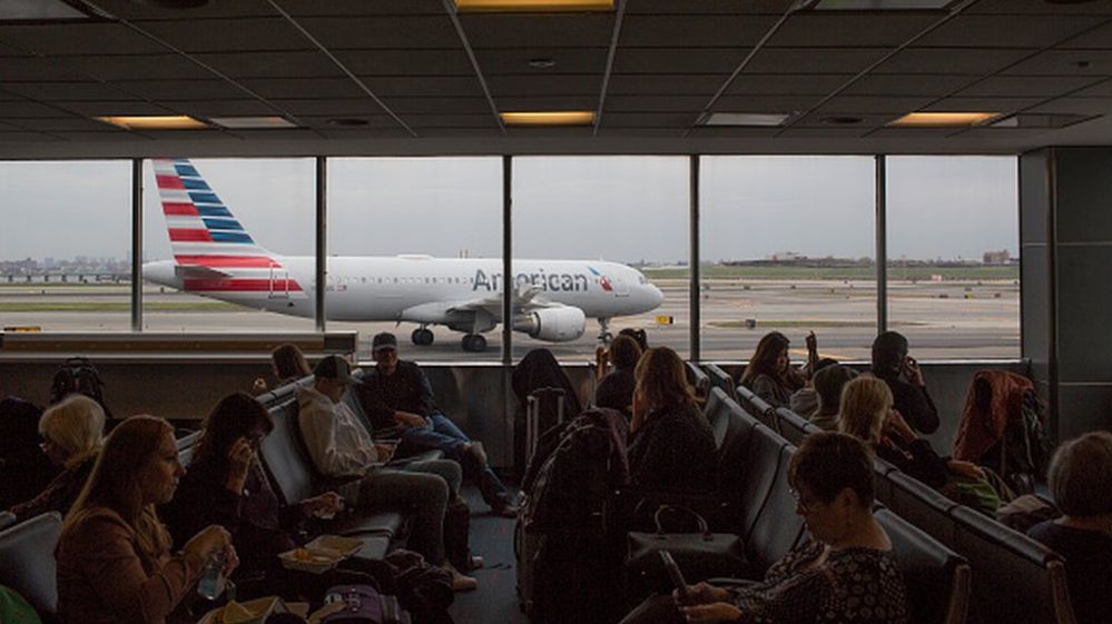 ‘Kötü koktukları için’ uçaktan indirilen Yahudi aile American Airlines’a dava açtı