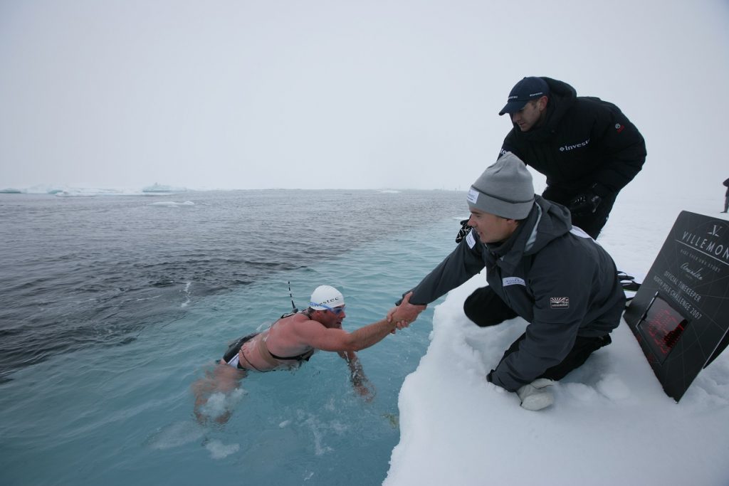 İklim değişikliğine dikkat çekmek için Antarktika’da yüzdü