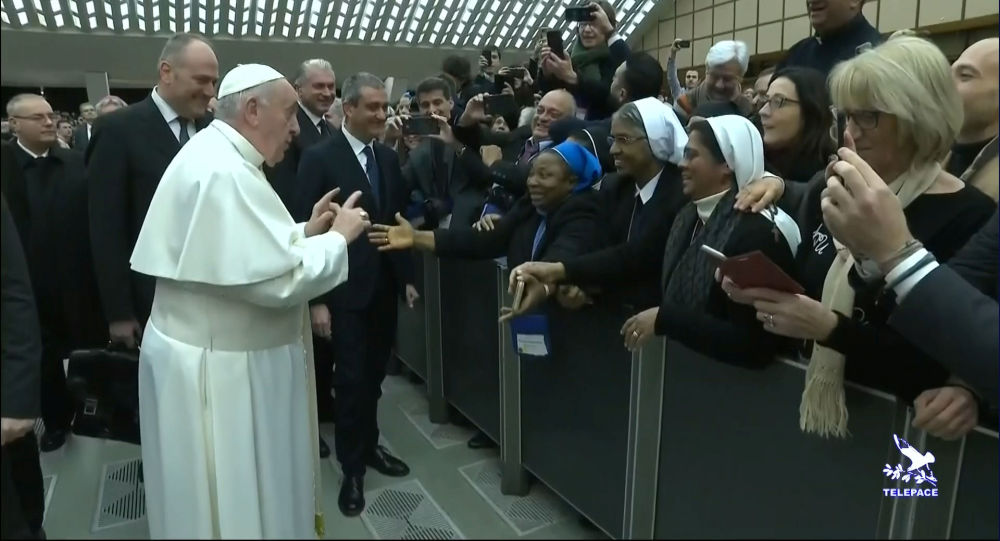 Papa Francis’ten rahibeye ‘şartlı’ öpücük