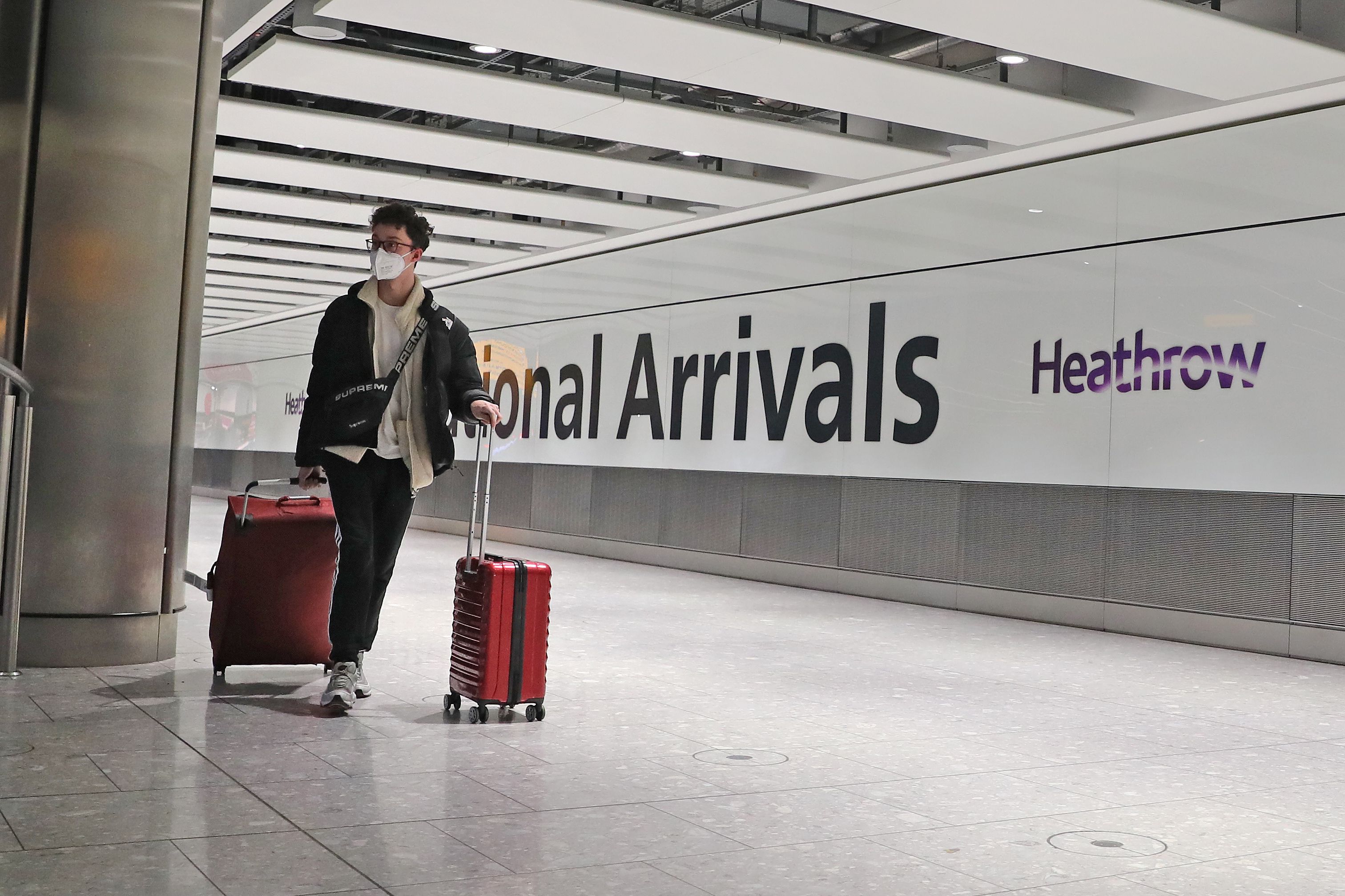 Arrive in town. Arriving in London фото. Аэропорт Хитроу коронавирус. Знаки в аэропорта Heathrow. Arrive in.