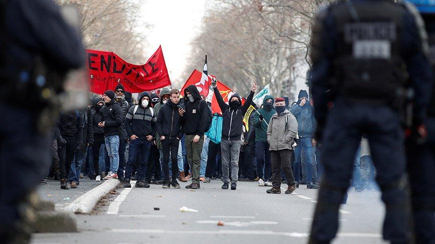Fransa’da emeklilik reformuna karşı 3. kitlesel grev başladı
