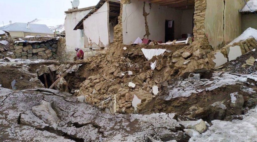 Van’da merkez üssü İran olan deprem nedeniyle 8 kişi hayatını kaybetti, 21 kişi yaralandı