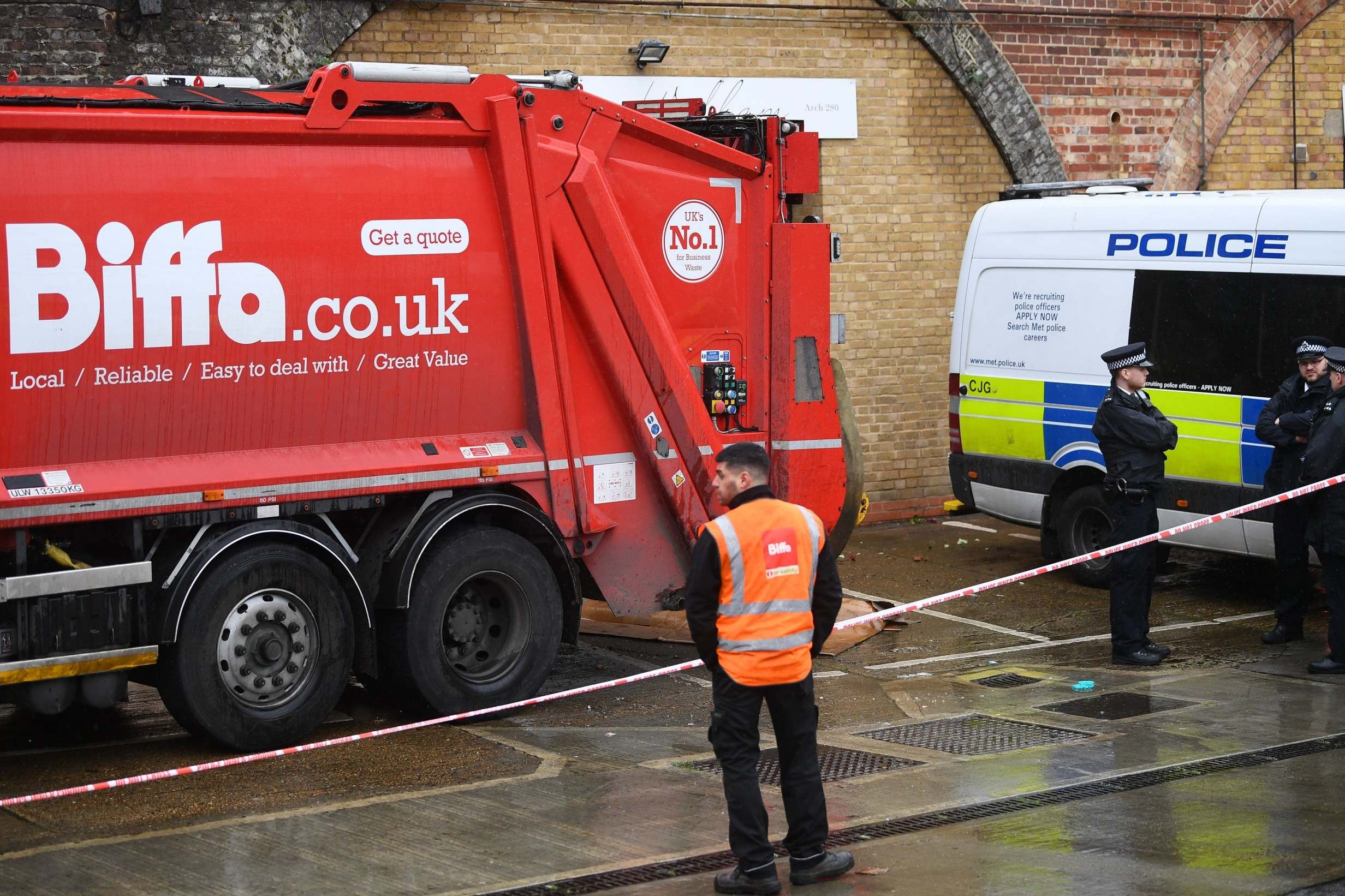 man-s-body-found-in-back-of-bin-lorry-in-south-london-londra-gazete