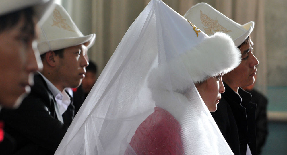 Kırgızistan’da bir baba, kızını reşit olmadan evlendirdiği için hapis cezası aldı