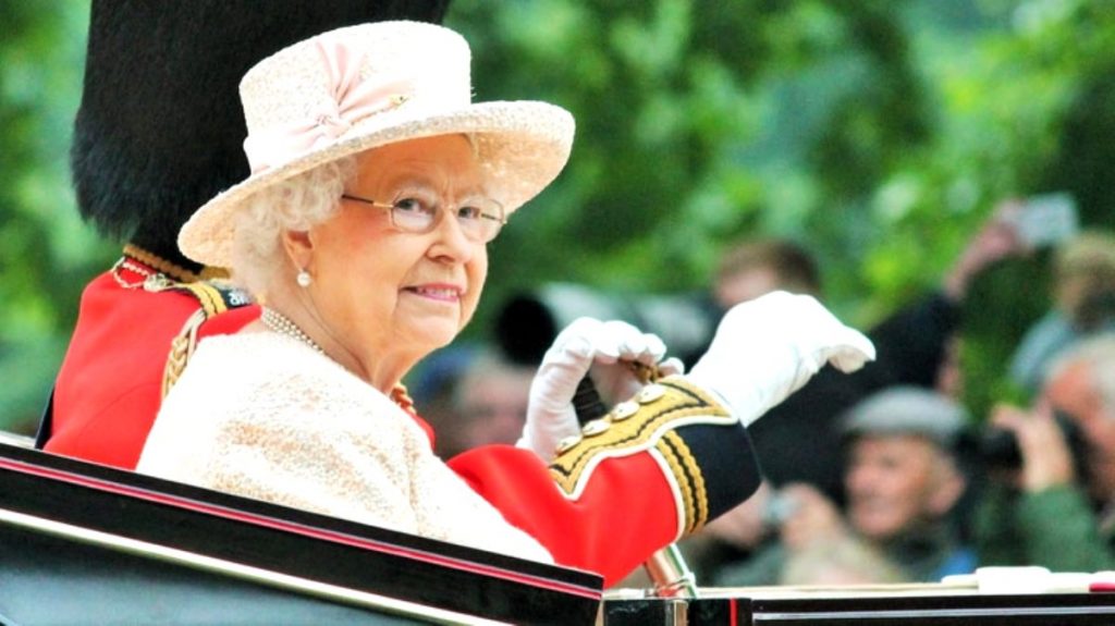 Kraliçe Elizabeth koronavirüs korkusuyla Buckingham Sarayı’nı terk etti