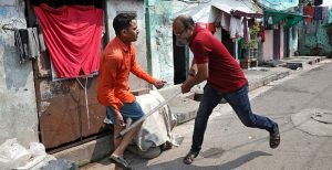 Hindistan’da sokağa çıkma yasağına uymayanları polis demirle dövdü