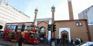 Londra’da cemaatle kılınan namazlar yasaklandı