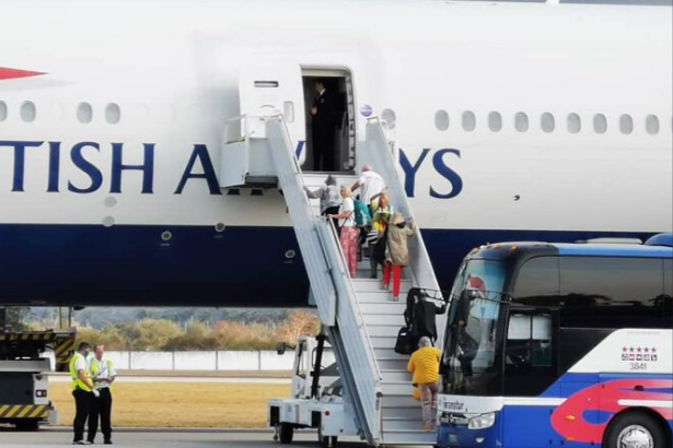 Küba’nın yanaşmasına izin verdiği geminin yolcuları İngiltere’ye döndü