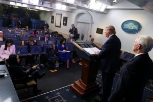 Dezenfektan önerisiyle alay konusu olan Trump, soru almadan basın toplantısından ayrıldı