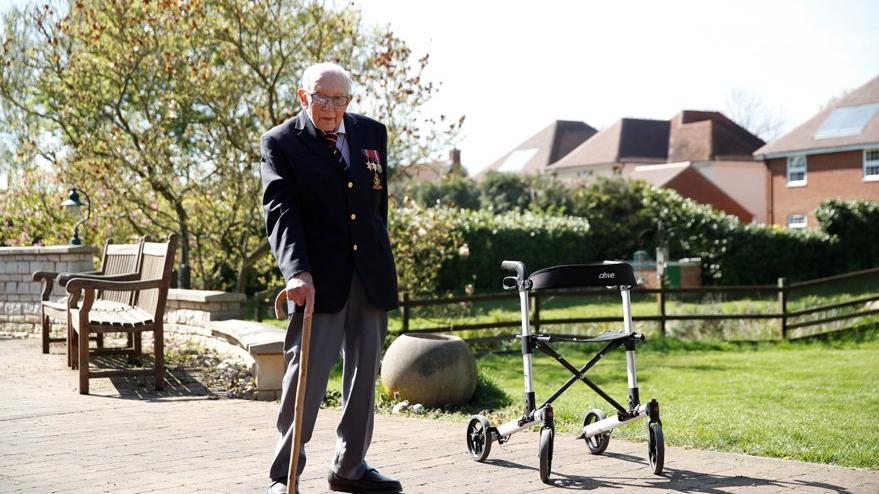 99 yaşındaki İngiliz adam Korona mücadelesi için 12 milyon pound topladı