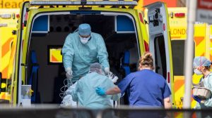 Birleşik Krallık’ta salgın sebebiyle hayatını kaybedenlerin sayısında düşüş yaşanıyor