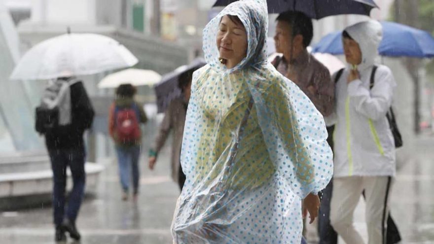 Japonya’da koruyucu ekipman sıkıntısı sebebiyle halktan yağmurlukları istendi