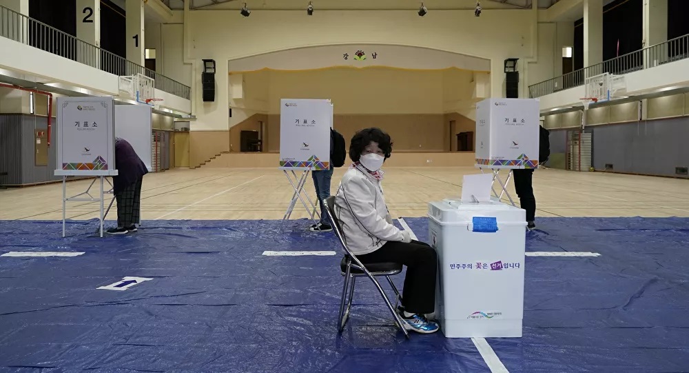 Korona salgınına rağmen Güney Kore’de sıkı hijyen kuralları altında genel seçim düzenleniyor