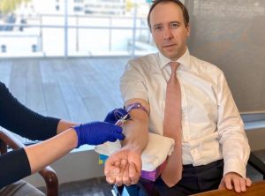 Sağlık Bakanı Hancock deneme safhasında olan plazma tedavisi için kan bağışında bulundu