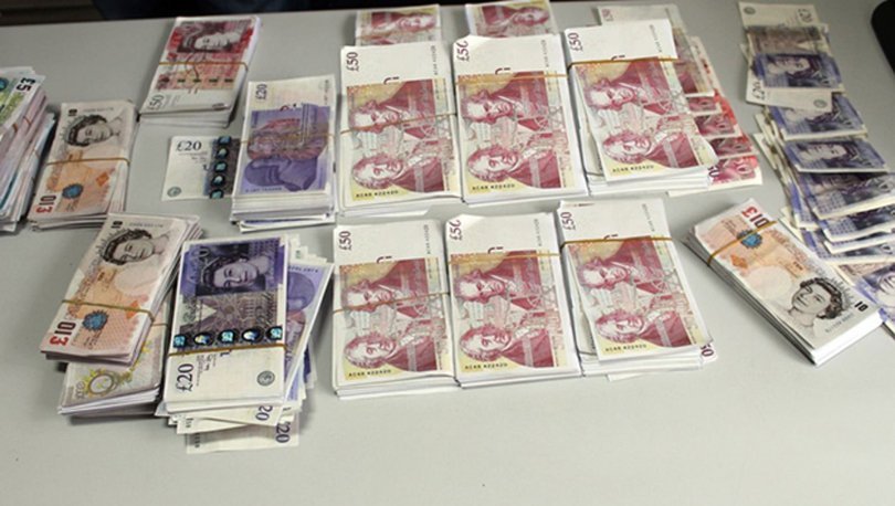 Yol kontrolü yapan polisler TIR’ın içine saklanmış 400 bin sterlin buldu