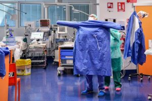İngiltere’deki hastanelerde koruyucu önlükler tükenme aşamasına geldi