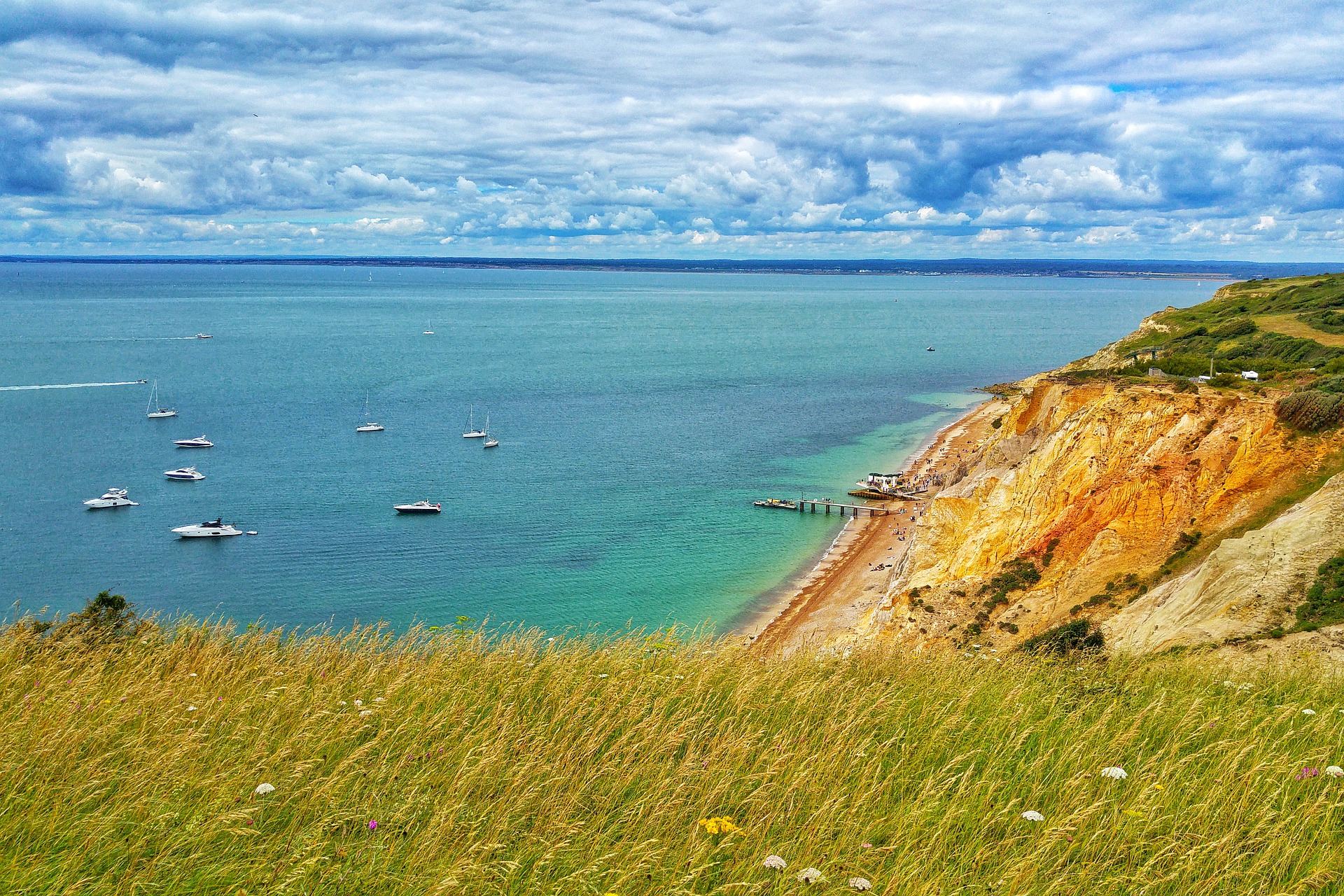 Extra uk. Остров Уайт Англия. Isle of Wight. Остров Уайт Великобритания фото. Остров Уайт природа.