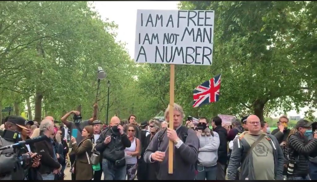 Londra’da sokağa çıkma kısıtlamalarına karşı gösteri düzenlendi