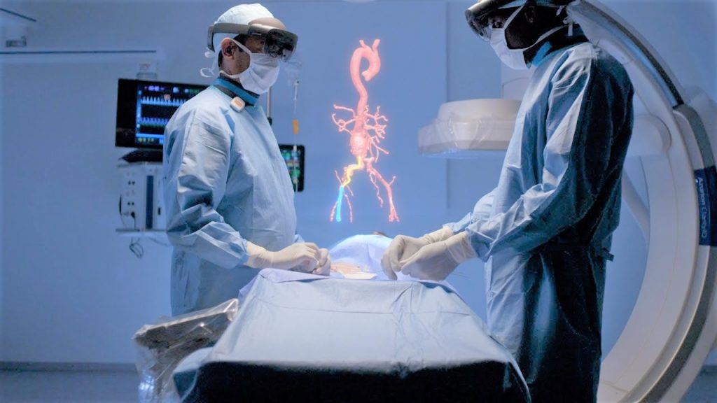 İngiltere’deki doktorlar hasta ile teması azaltmak için HoloLens kullanıyor